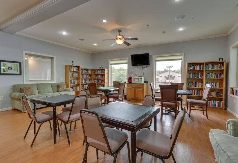 Lake Ariel Vacation Rental: Screened Porch & Grill