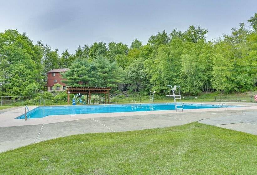 Lake Ariel Vacation Rental: Screened Porch & Grill