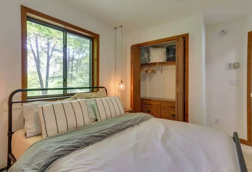 Lake Ariel Vacation Rental: Screened Porch & Grill