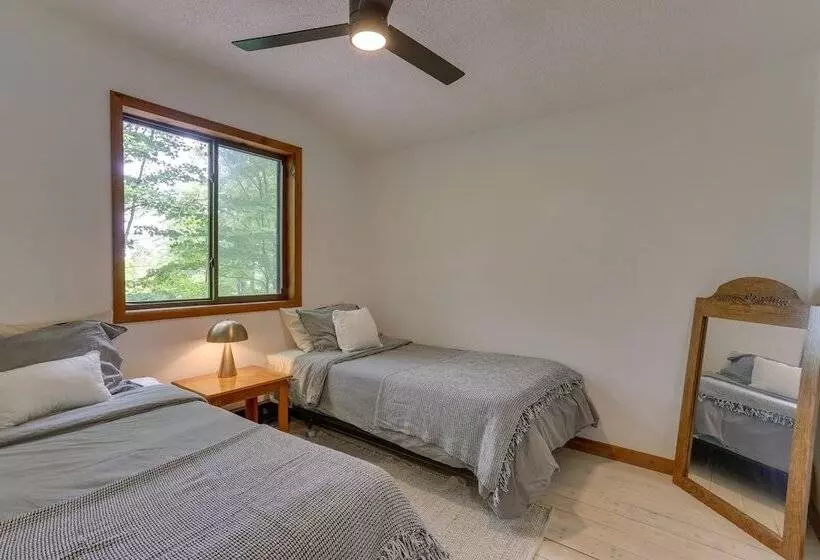 Lake Ariel Vacation Rental: Screened Porch & Grill