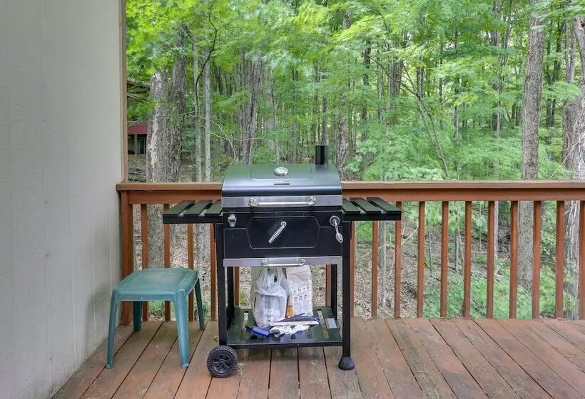 Lake Ariel Vacation Rental: Screened Porch & Grill