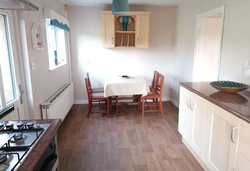 Lovely 2 Bed Cottage In Pencarreg