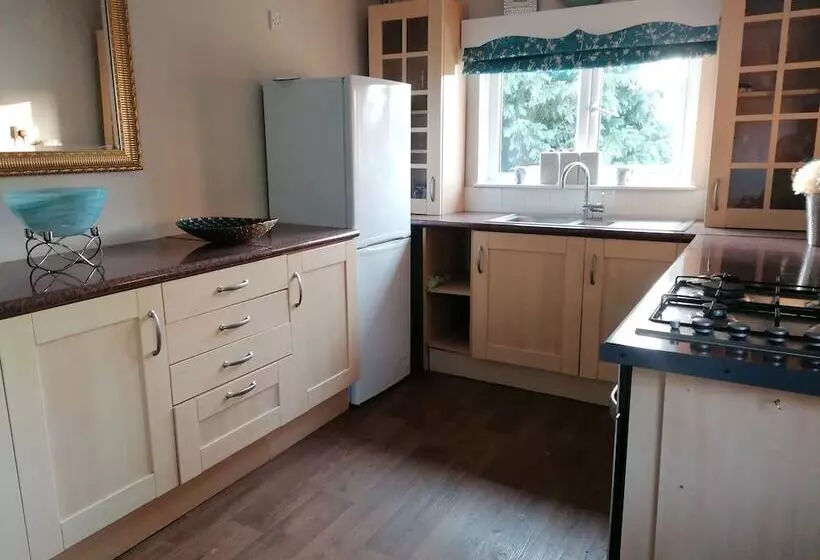 Lovely 2 Bed Cottage In Pencarreg