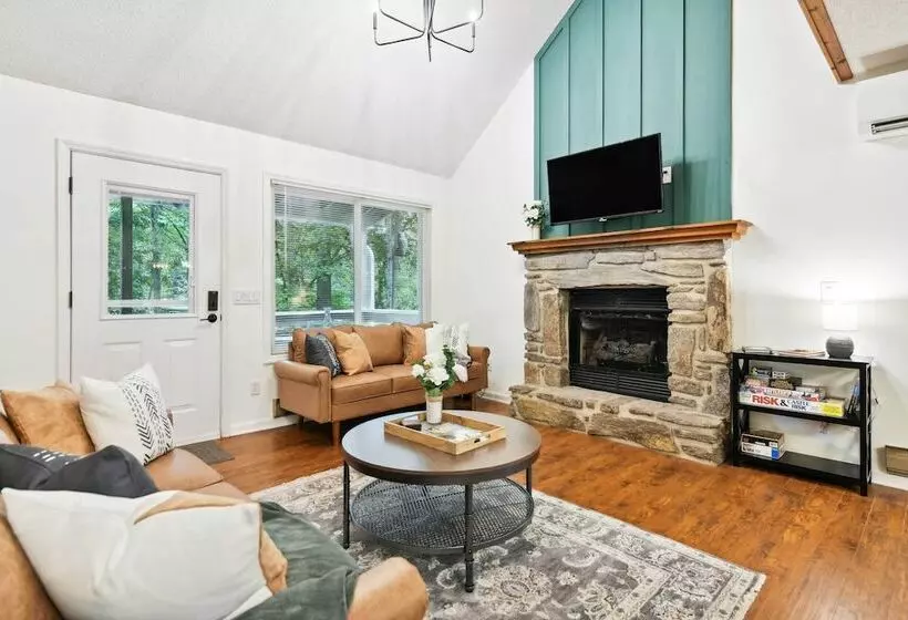 Maggie Valley Mountain Escape W/ Fire Pit & Deck