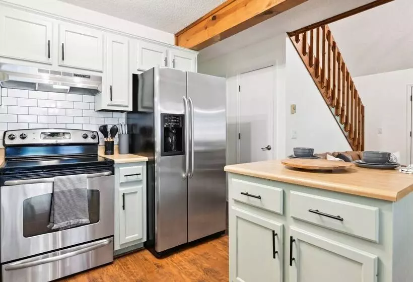 Maggie Valley Mountain Escape W/ Fire Pit & Deck