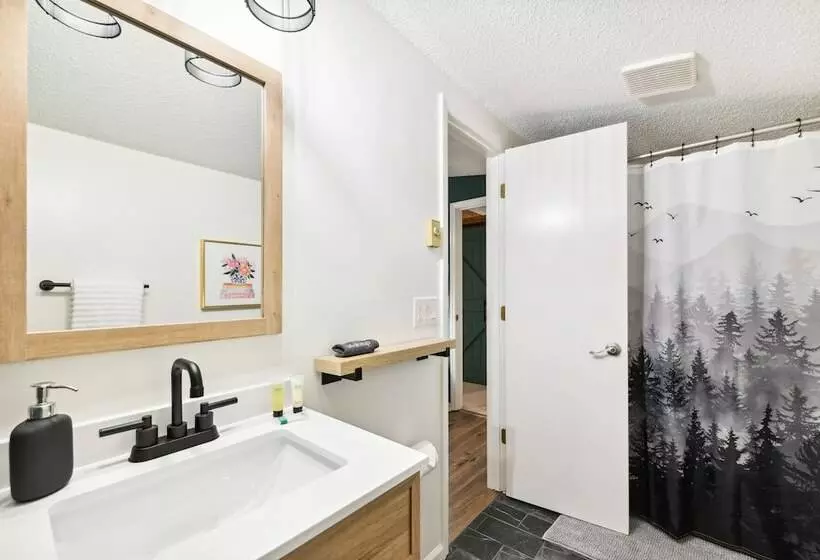 Maggie Valley Mountain Escape W/ Fire Pit & Deck