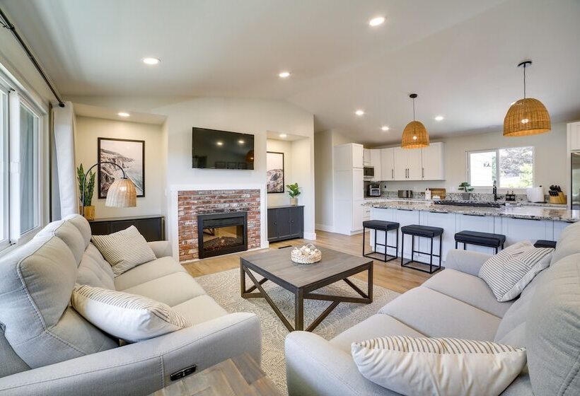 Modern Del Rey Oaks Retreat: 2 Mi To Monterey Bay!