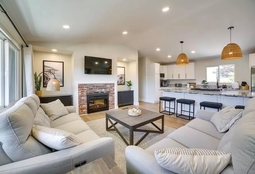 Modern Del Rey Oaks Retreat: 2 Mi To Monterey Bay!