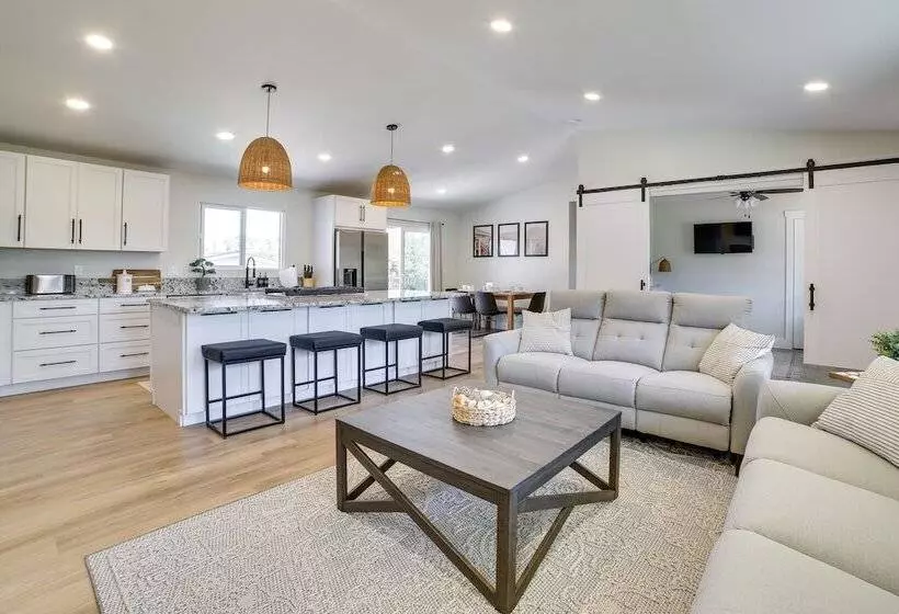 Modern Del Rey Oaks Retreat: 2 Mi To Monterey Bay!