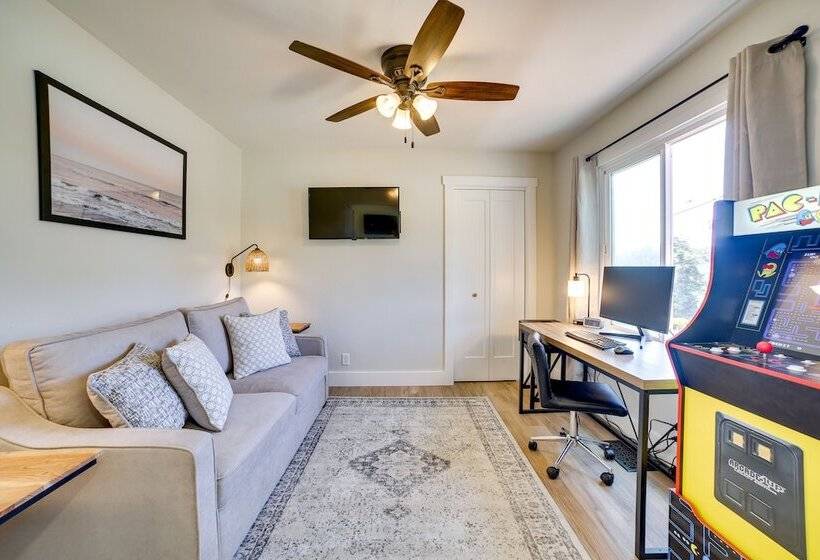 Modern Del Rey Oaks Retreat: 2 Mi To Monterey Bay!