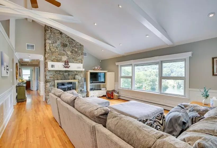 New Fairfield Vacation Rental W/ Lake Views!