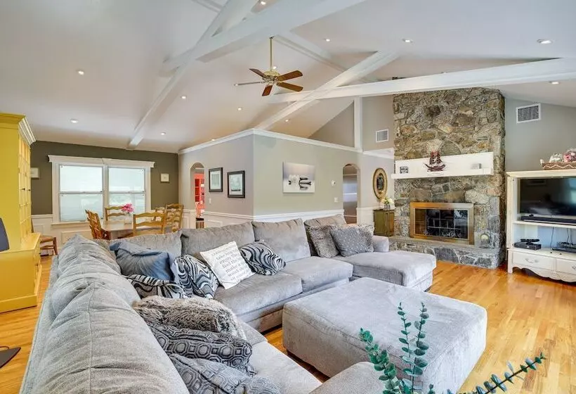 New Fairfield Vacation Rental W/ Lake Views!