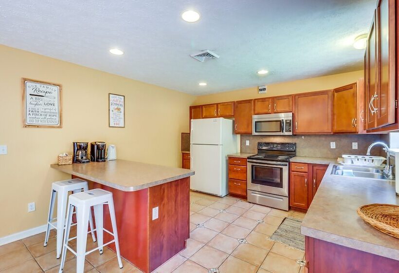 Pennsylvania Escape W/ Hot Tub, Fire Pit & Deck!