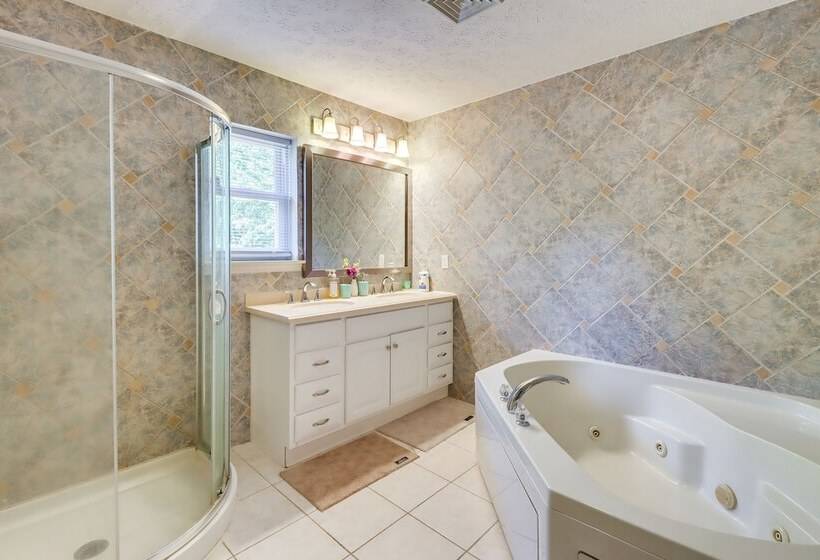 Pennsylvania Escape W/ Hot Tub, Fire Pit & Deck!