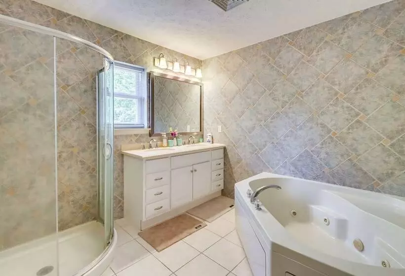 Pennsylvania Escape W/ Hot Tub, Fire Pit & Deck!