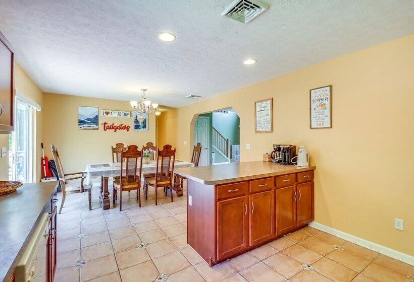 Pennsylvania Escape W/ Hot Tub, Fire Pit & Deck!