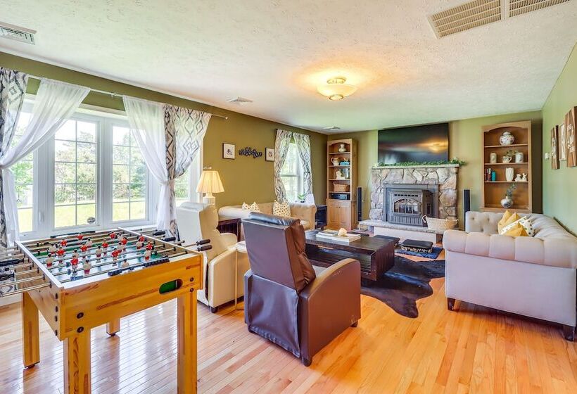 Pennsylvania Escape W/ Hot Tub, Fire Pit & Deck!