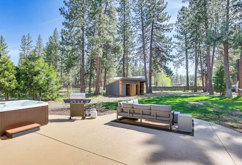 Pet Friendly Oregon Retreat W/ Patio & Hot Tub!