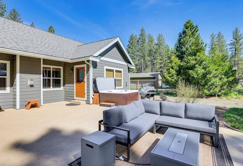 Pet Friendly Oregon Retreat W/ Patio & Hot Tub!
