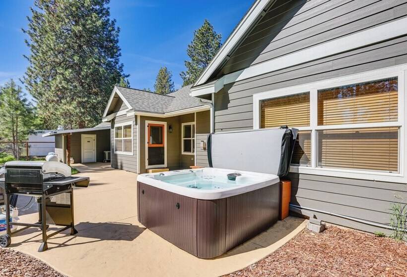 Pet Friendly Oregon Retreat W/ Patio & Hot Tub!