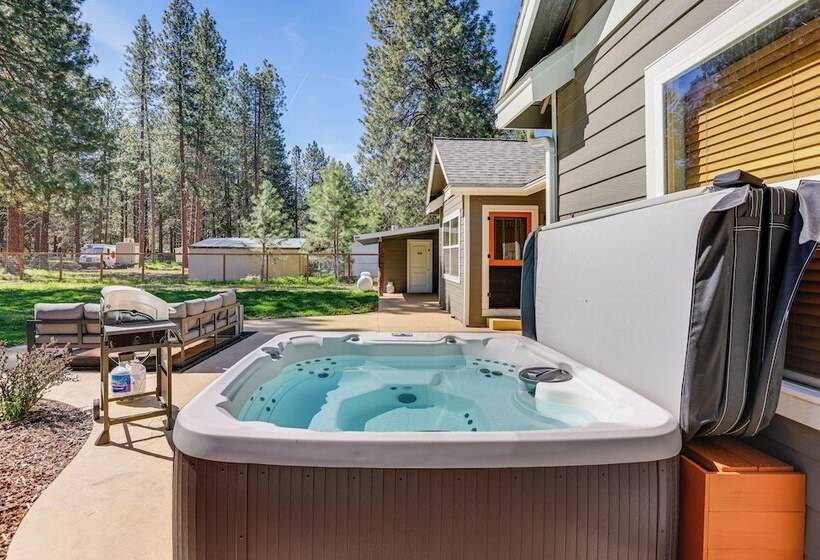 Pet Friendly Oregon Retreat W/ Patio & Hot Tub!