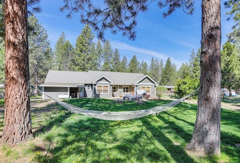 Pet Friendly Oregon Retreat W/ Patio & Hot Tub!