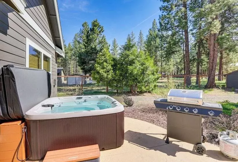 Pet Friendly Oregon Retreat W/ Patio & Hot Tub!