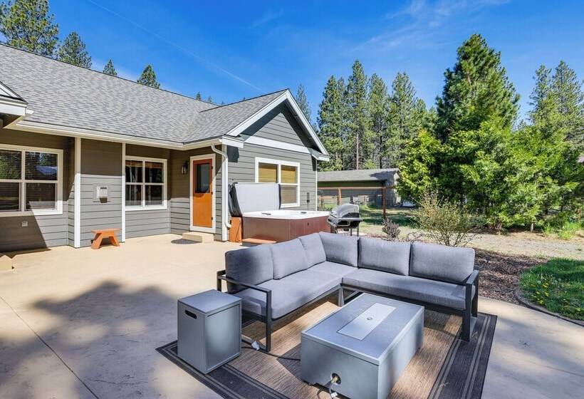 Pet Friendly Oregon Retreat W/ Patio & Hot Tub!
