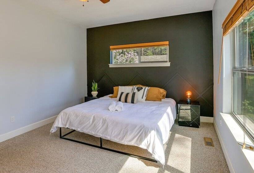 Pet Friendly Oregon Retreat W/ Patio & Hot Tub!