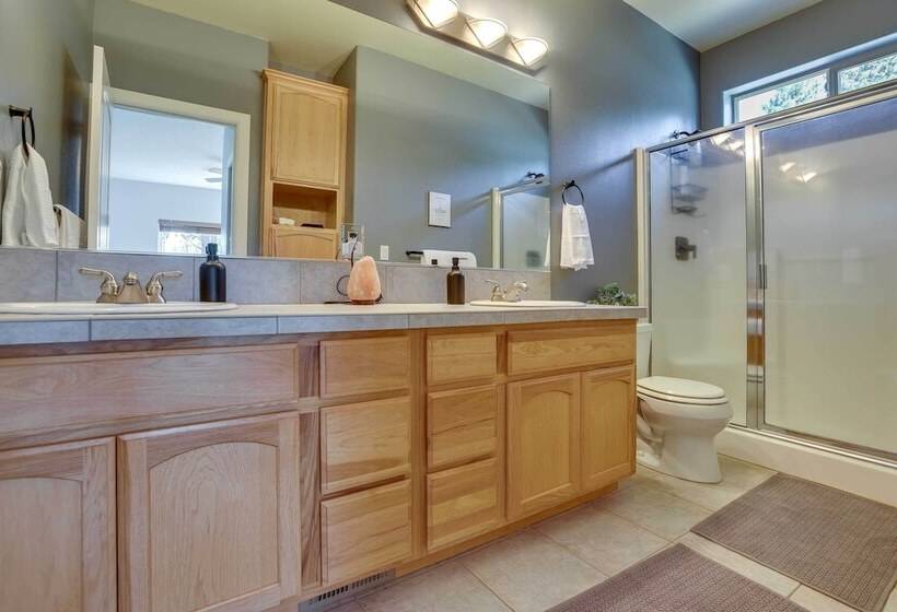 Pet Friendly Oregon Retreat W/ Patio & Hot Tub!