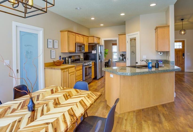 Pet Friendly Oregon Retreat W/ Patio & Hot Tub!