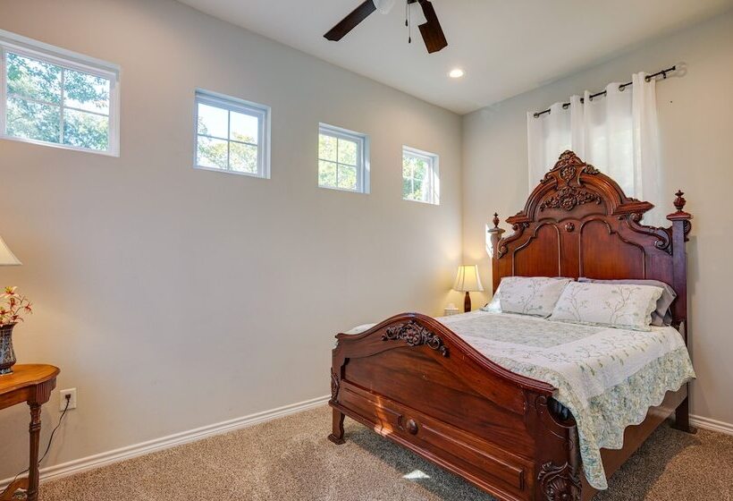 Pet Friendly Tomball Home: Walk To Main Street!