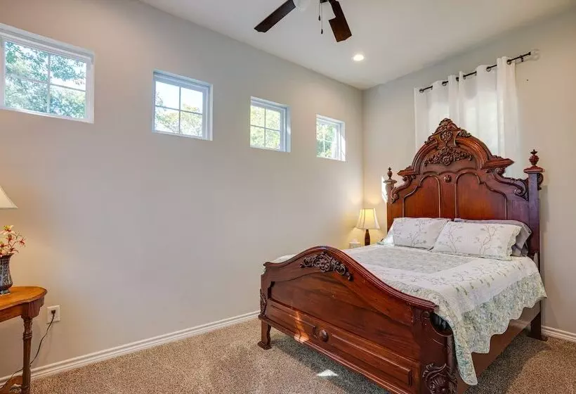 Pet Friendly Tomball Home: Walk To Main Street!