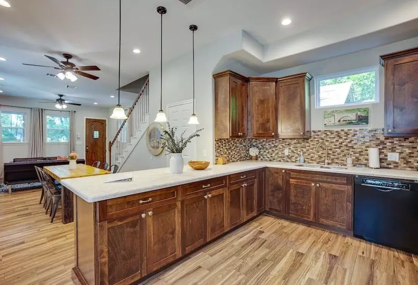 Pet Friendly Tomball Home: Walk To Main Street!