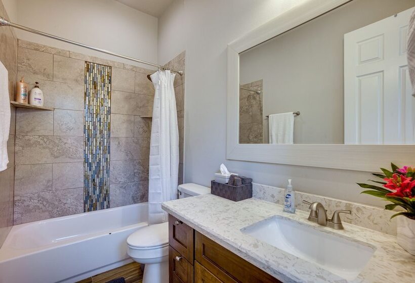 Pet Friendly Tomball Home: Walk To Main Street!