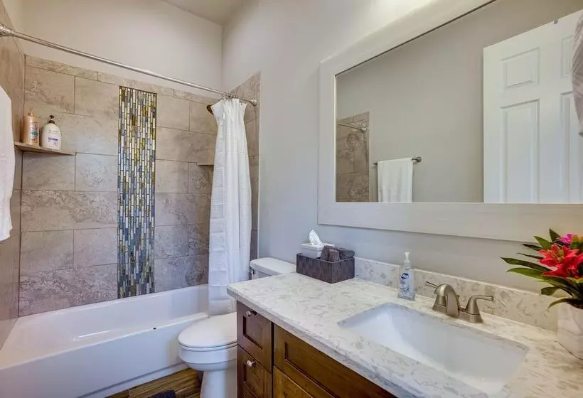 Pet Friendly Tomball Home: Walk To Main Street!