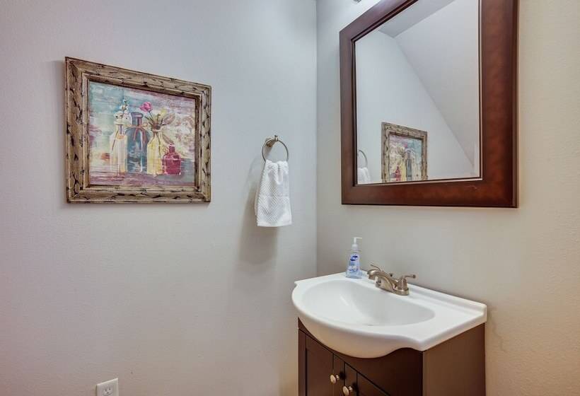 Pet Friendly Tomball Home: Walk To Main Street!