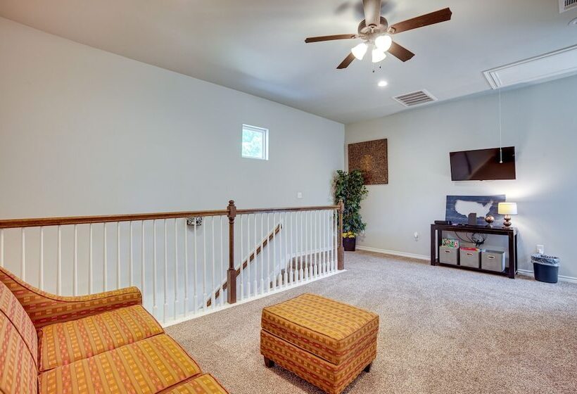 Pet Friendly Tomball Home: Walk To Main Street!
