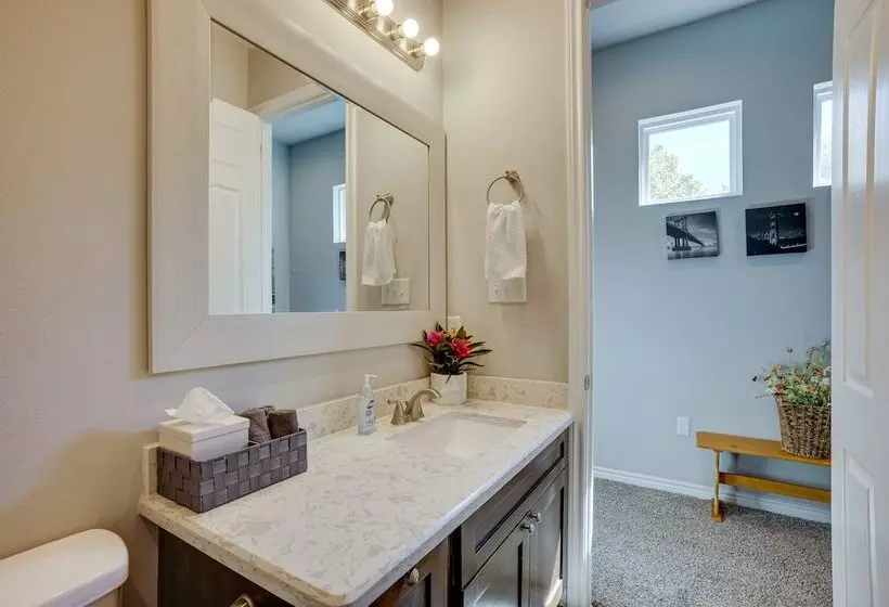 Pet Friendly Tomball Home: Walk To Main Street!