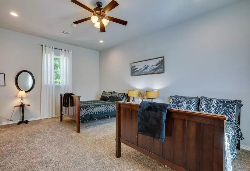 Pet Friendly Tomball Home: Walk To Main Street!