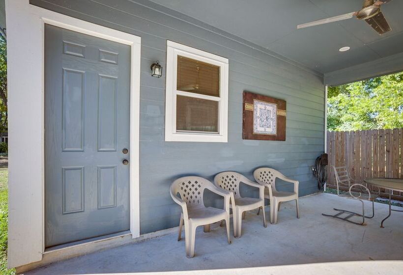 Pet Friendly Tomball Home: Walk To Main Street!