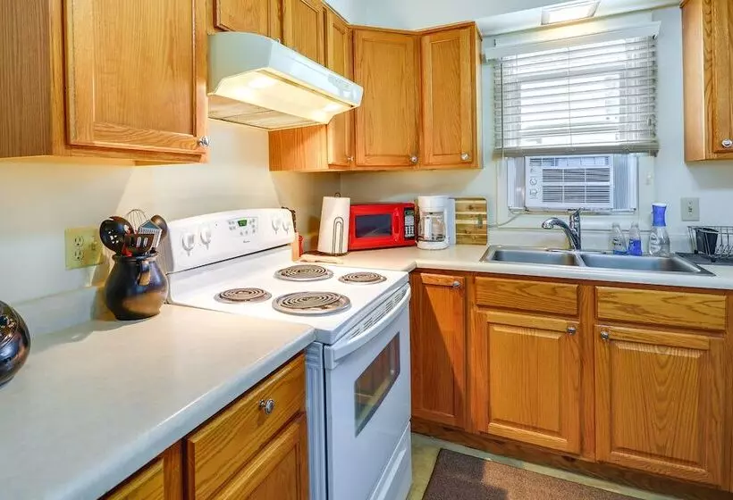 Quaint Cody Cottage W/ Grill: Walk To Downtown!