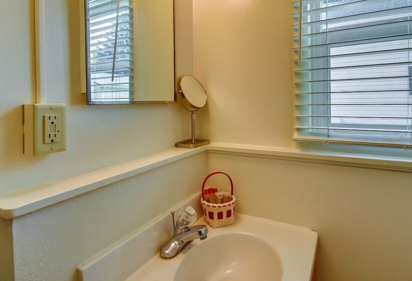 Quaint Cody Cottage W/ Grill: Walk To Downtown!