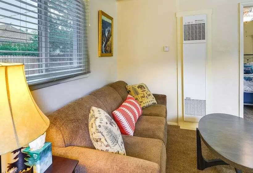 Quaint Cody Cottage W/ Grill: Walk To Downtown!