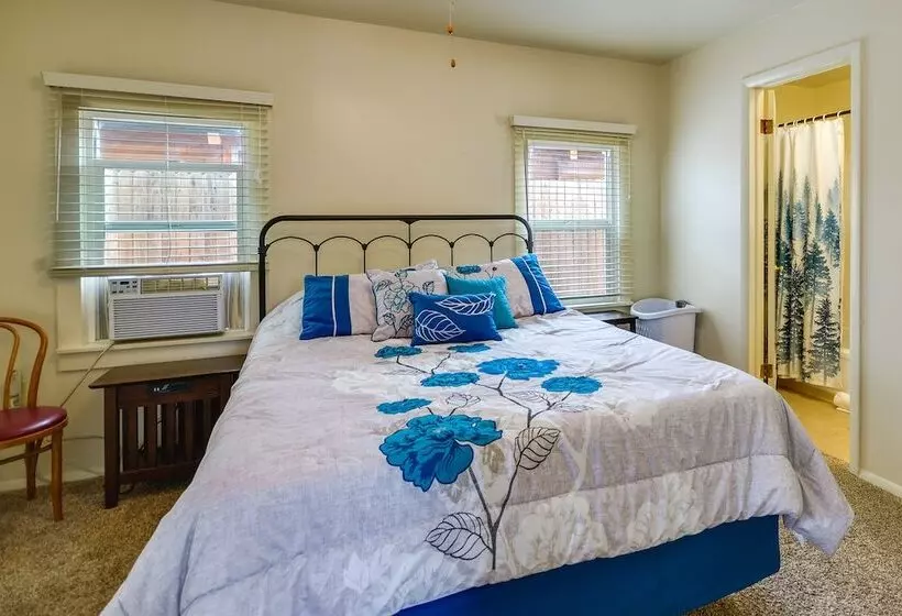 Quaint Cody Cottage W/ Grill: Walk To Downtown!