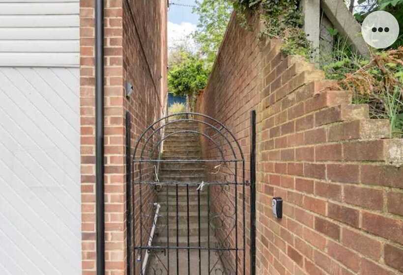 Резиденция 4bed Castle In Medway Free Sports Channel Parking