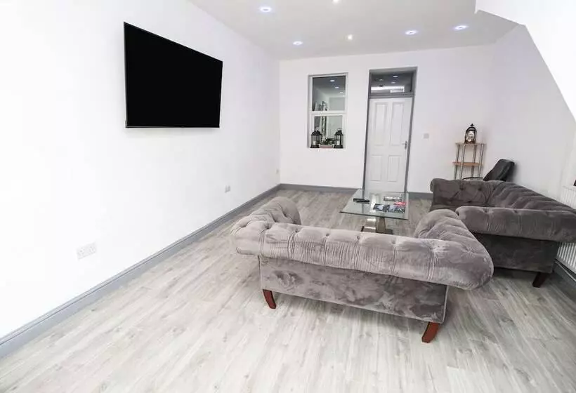 اقامتگاه Remarkable 4 Bed House In Bradford