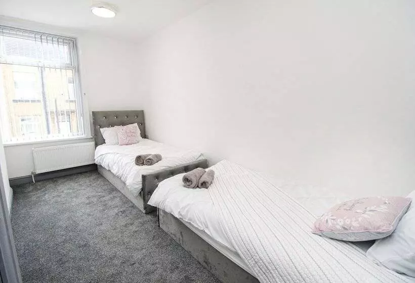 اقامتگاه Remarkable 4 Bed House In Bradford