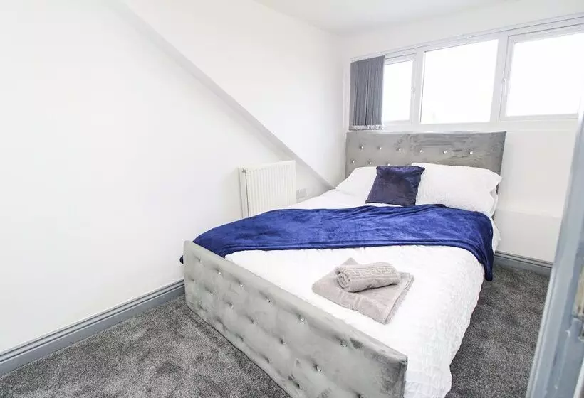 اقامتگاه Remarkable 4 Bed House In Bradford