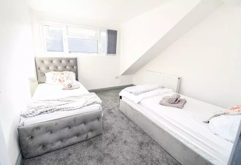 اقامتگاه Remarkable 4 Bed House In Bradford